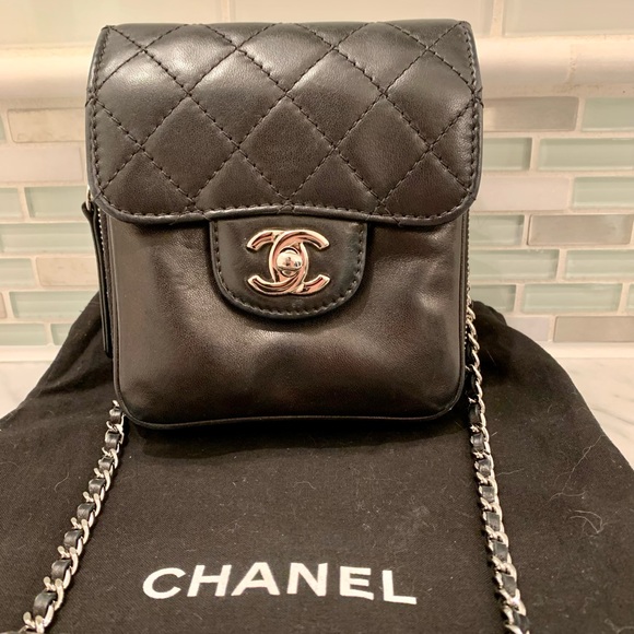 Chanel Ready to Wear Cross Body Flapbag in Black. Quilted and soft leather. - Picture 2 of 8